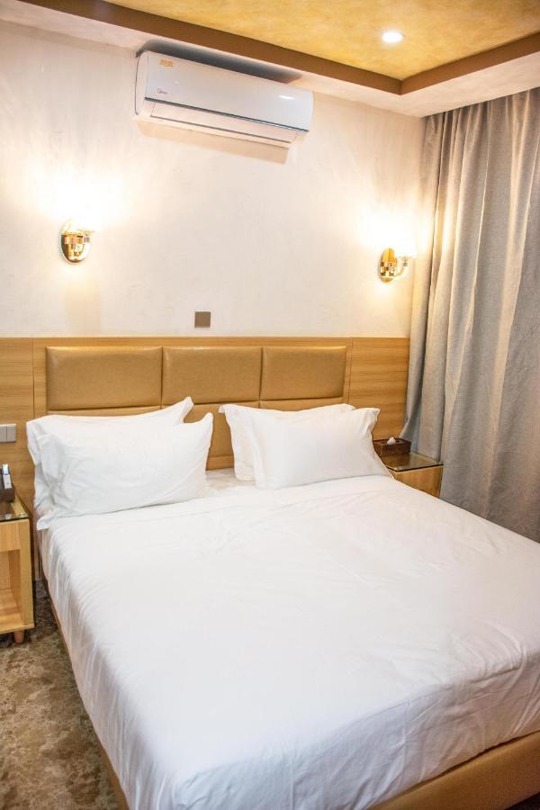 Sami Hotel Уагадугу Екстериор снимка